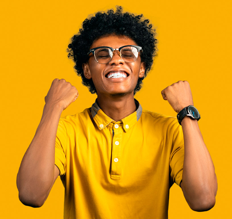 Chico feliz de elegir el mejor producto